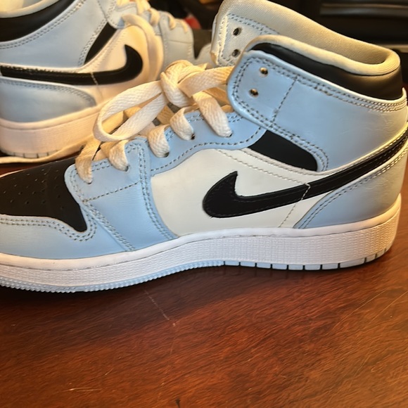 Good condition only one shoe has a crease other than that it’s alright! - Picture 9 of 12